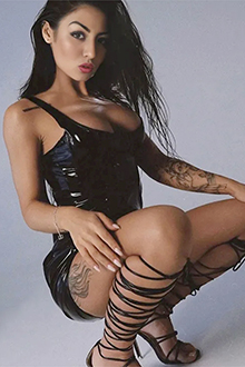Calla Escortservice Berlin dojrzała szczupła kobieta cieszy się mrowiącym francuskim pocałunkiem podczas stylowego flirtu