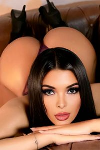 Zamów Escort Avena w Berlinie do swojego domu aby wytrysnąć na jej wspaniałe pośladki